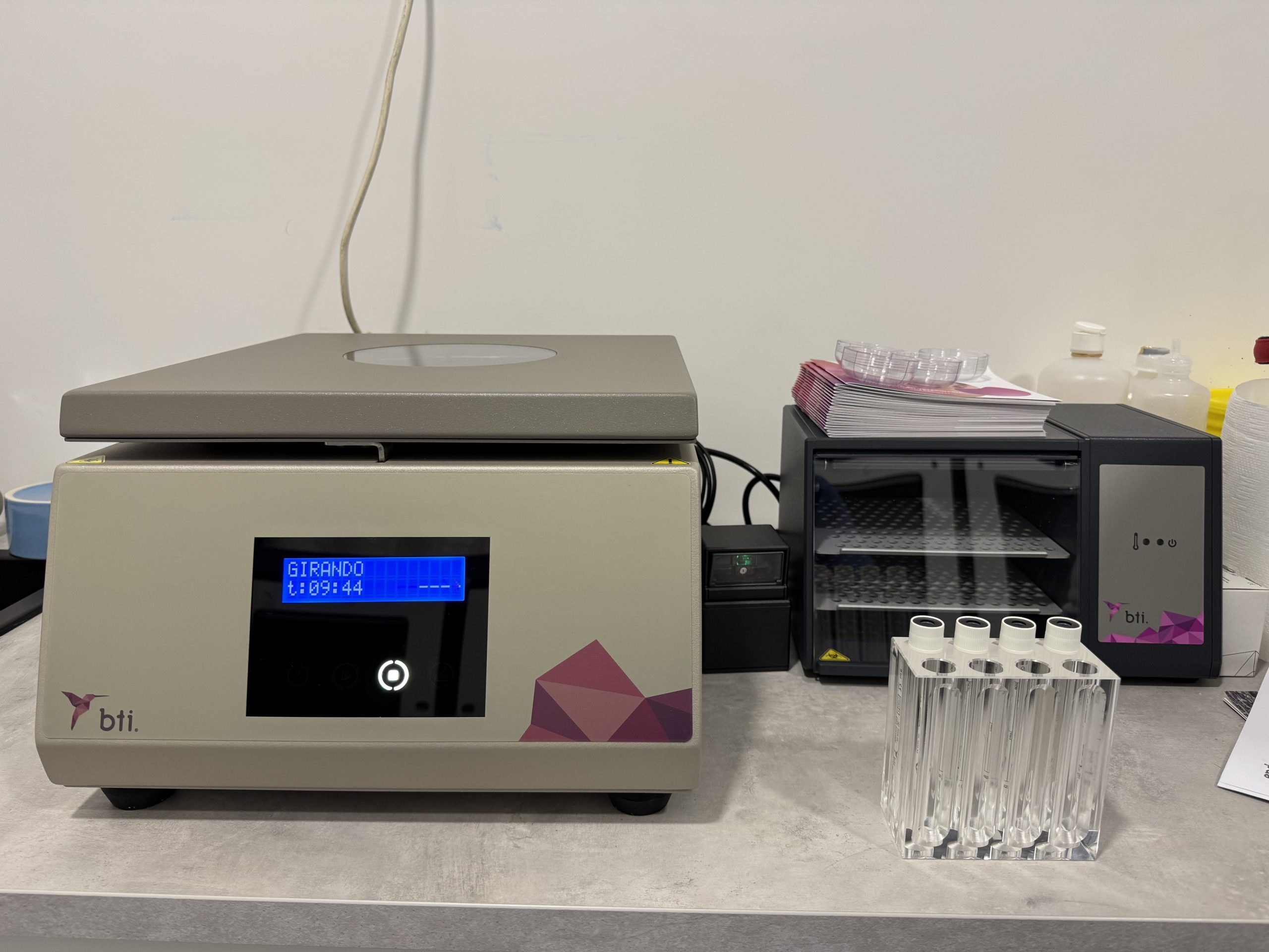 medicina-regenerativa-l'eliana Perro al que se le está realizando una ecografía en una consulta veterinaria